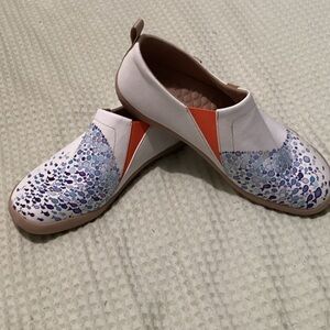 UIN Women's pacific time Artistic Flats in White, Blue, and Orange NWT